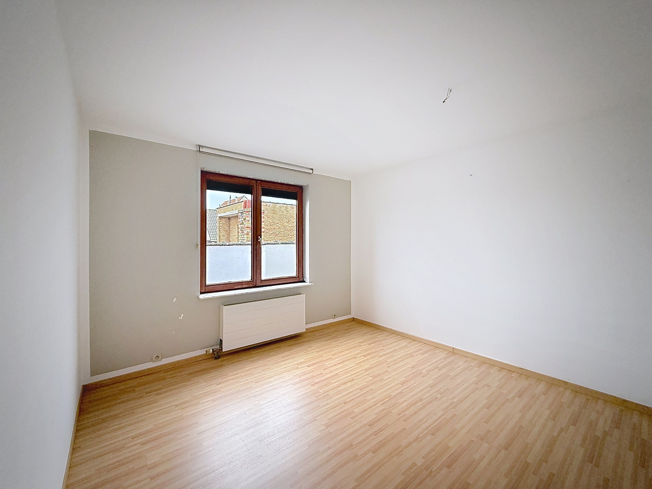 Maison de ville située au centre de la vieille ville de Knokke, à proximité des supermarchés, de l'école, du complexe sportif et à quelques mètres de l'avenue Lippens et des transports en commun. 