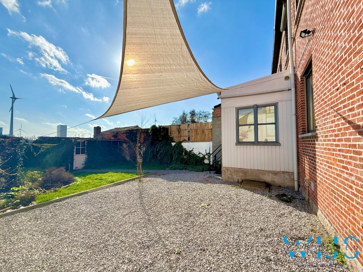 Zeer ruim en stevig woonhuis MET garage te Rieme ! 