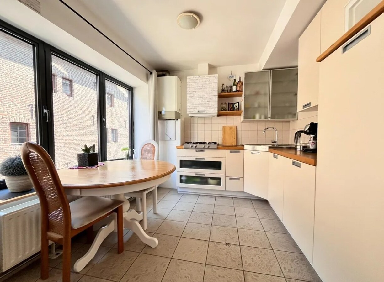Unieke investeringsopportuniteit in het hart van Maaseik Handelspand + 2 verhuurde appartementen | Centrale ligging | Interessant verhuurpotentieel 