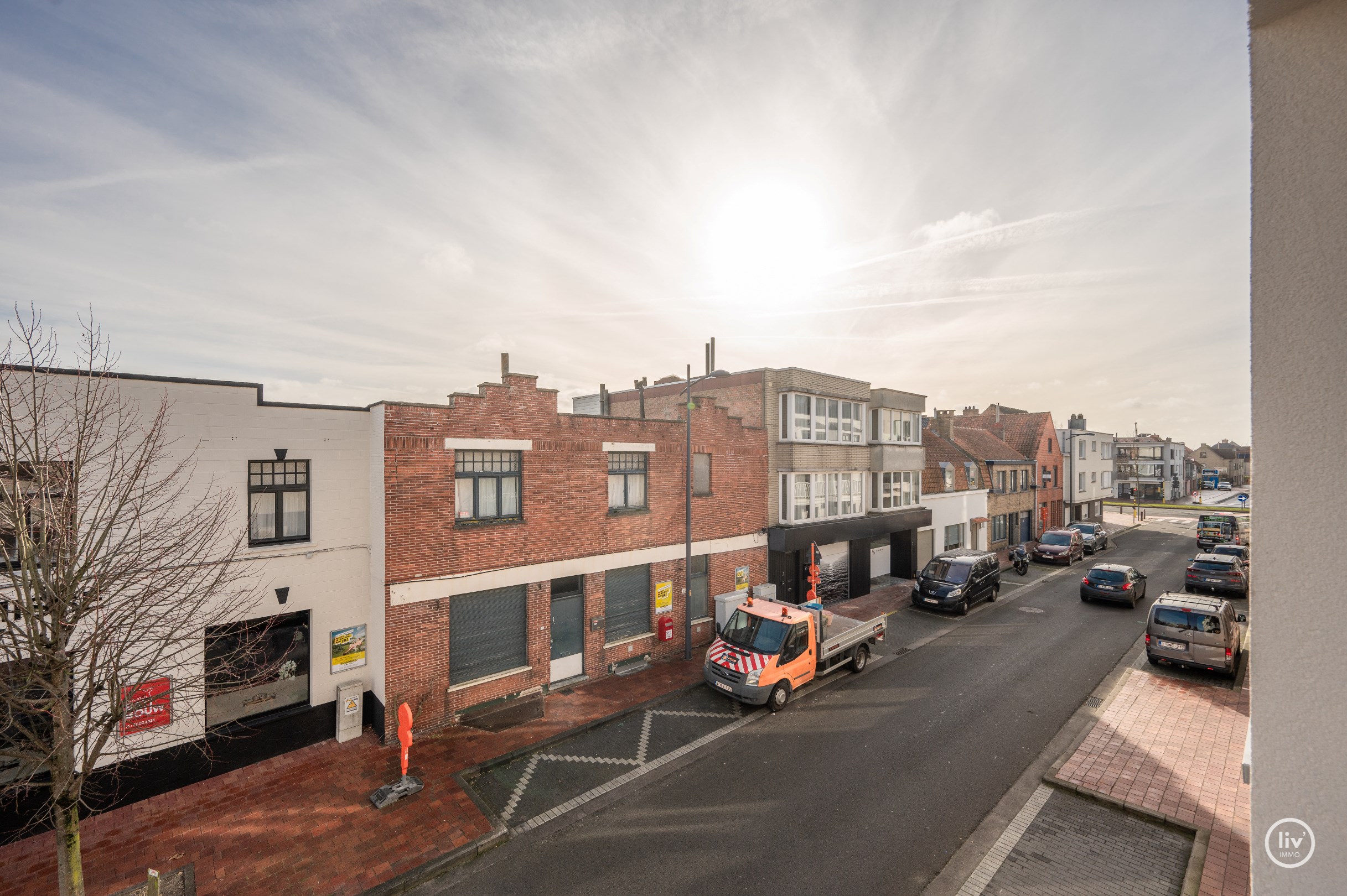 Appartement spacieux en angle situé près de l'avenue Lippens, de la gare et du Duinenwater. 