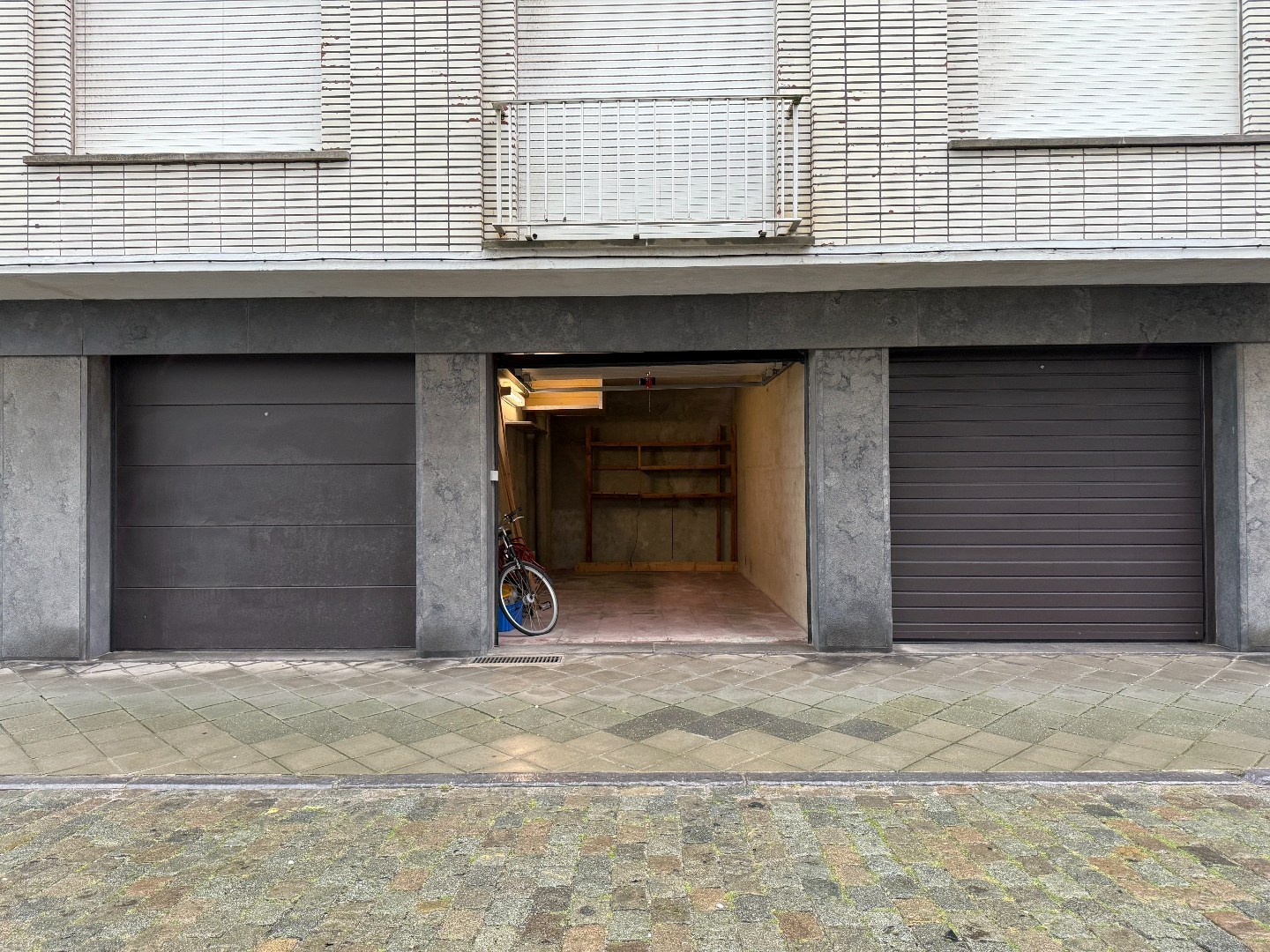 GARAGEBOX MET VOORLIGGENDE PARKEERPLAATS 