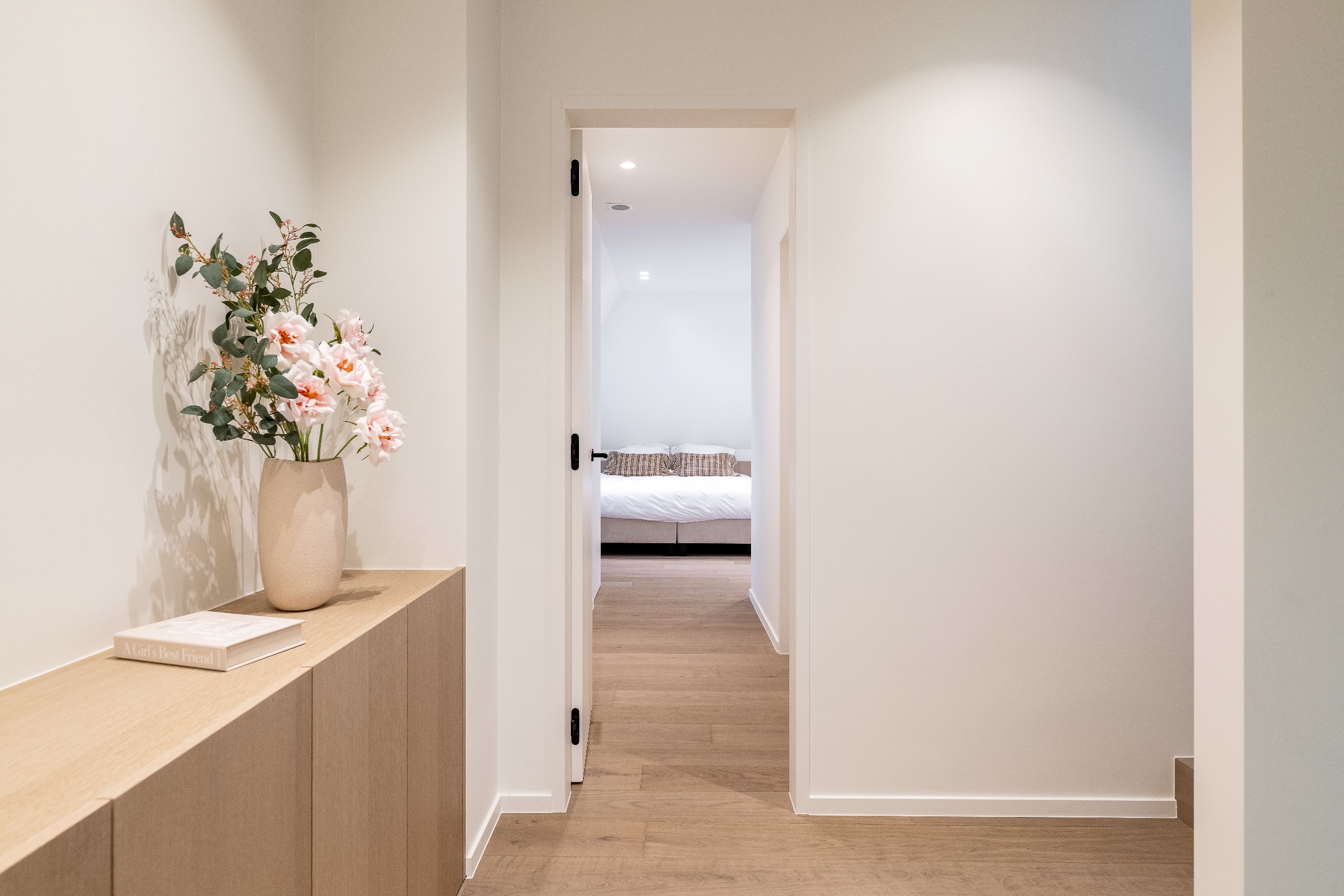 Indrukwekkende nieuwbouwvilla in hartje Zoute op enkele passen van de golf te Knokke. 