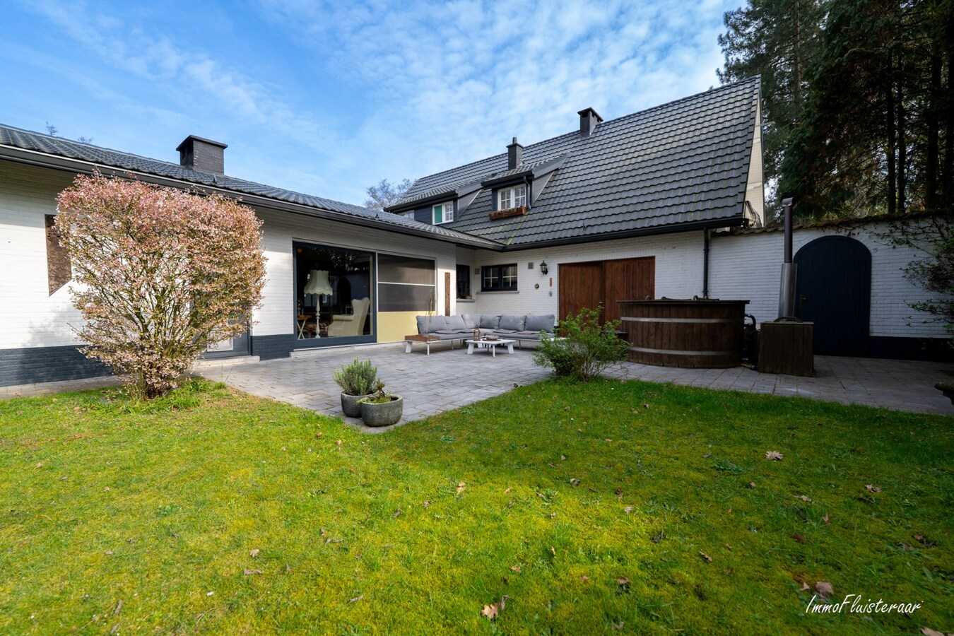 Karakteristieke woning met charmante chalet en paardenfaciliteiten op ca. 9.604 m² te Geel 