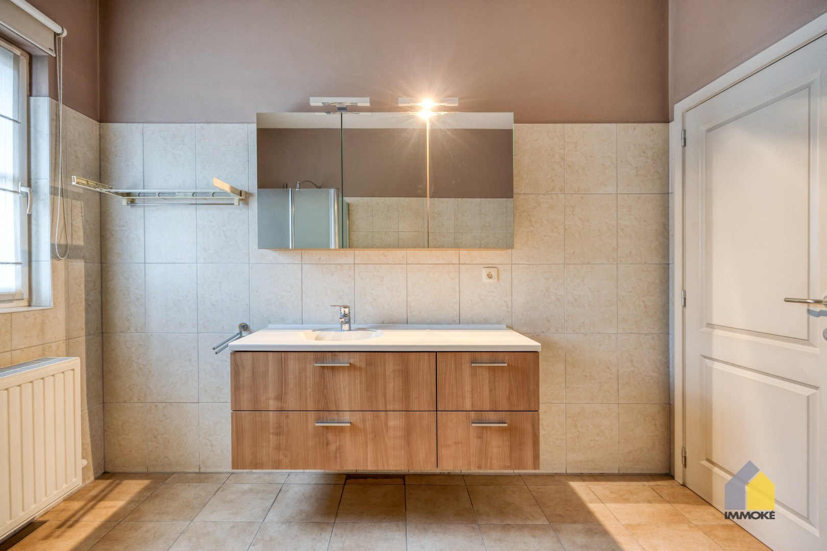 Gelijkvloers appartement met 2 slpks, stadstuin en autostaanplaats. 