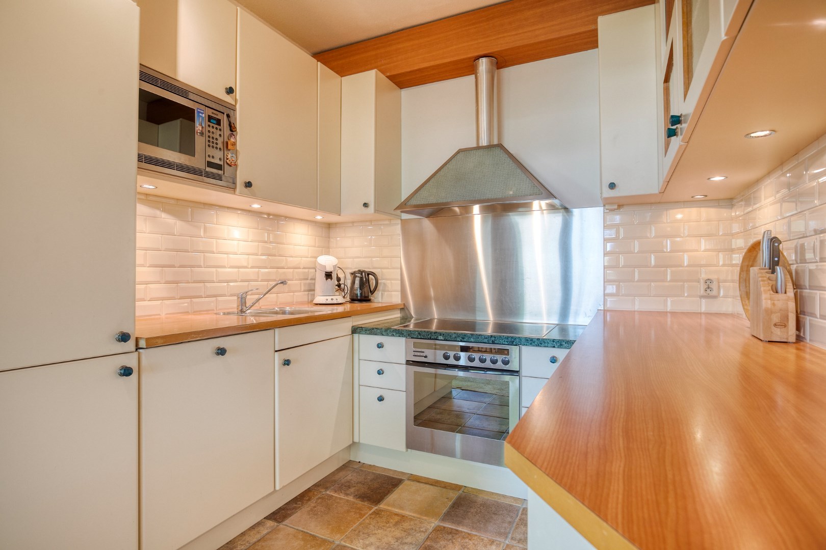 Royale 3 kamer benedenwoning met 2 slaapkamers, ruim terras en is gelegen op eigen grond. 