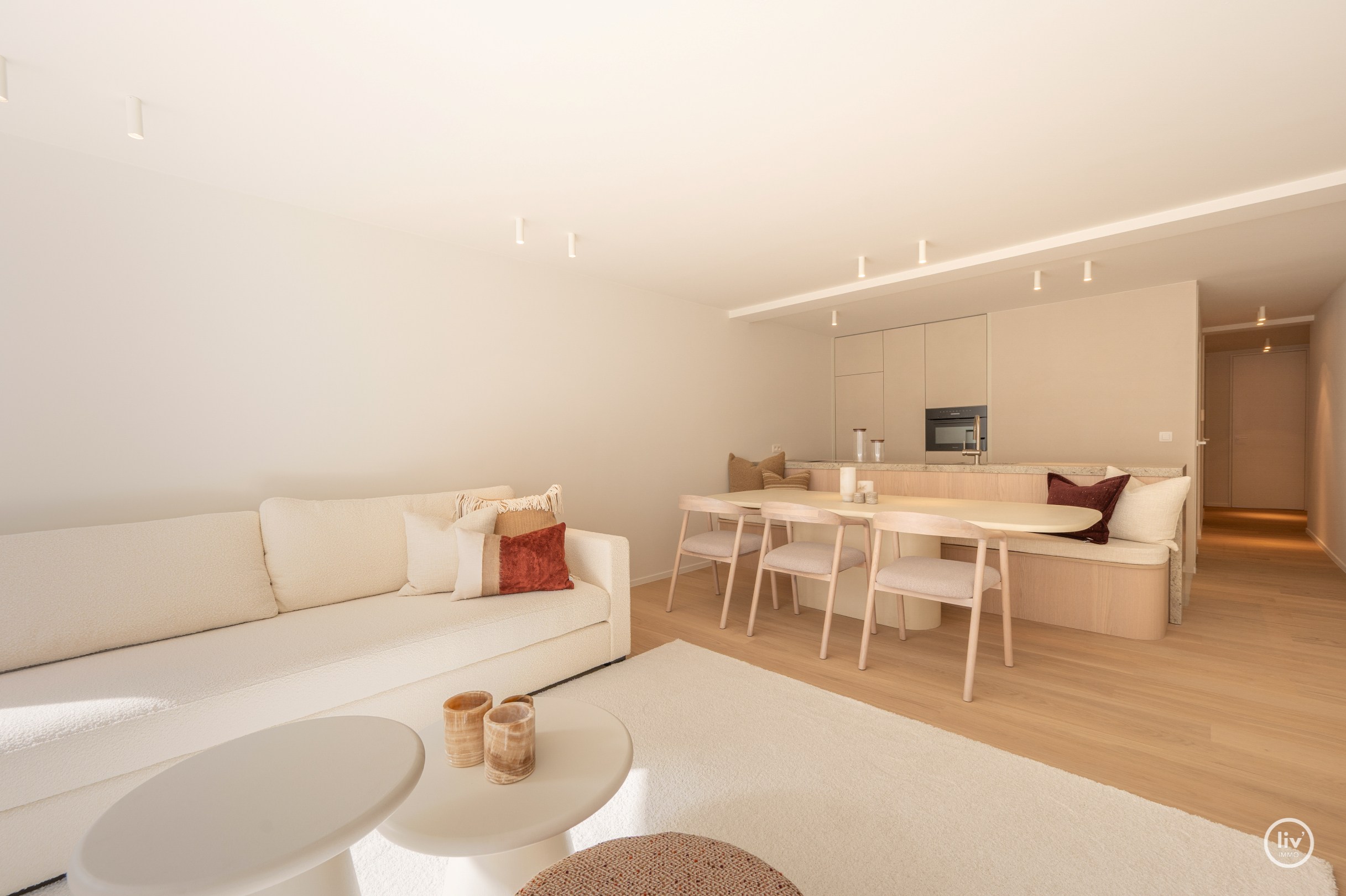 Appartement de luxe entièrement rénové de 3 chambres situé sur l'avenue Parmentier, à proximité de la digue. 