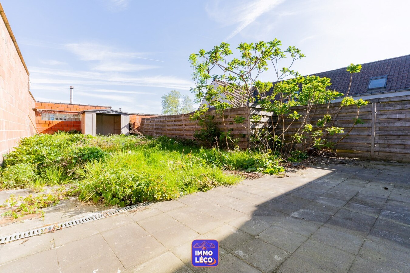 Maison avec jardin, située dans une rue calme. 