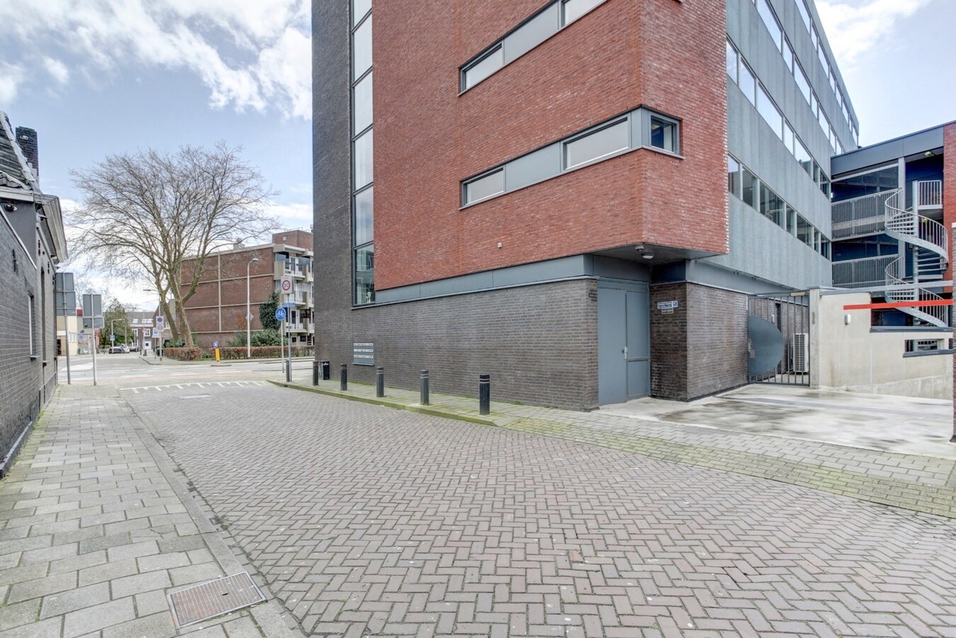 Gelegen in Tilburg ligt dit bijzondere en ruime appartement aan de Besterdring. 