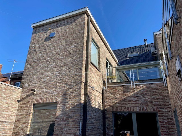 Multifunctioneel handelspand met luxueuze woonst op centrumligging in Sint-Eloois-Vijve! 