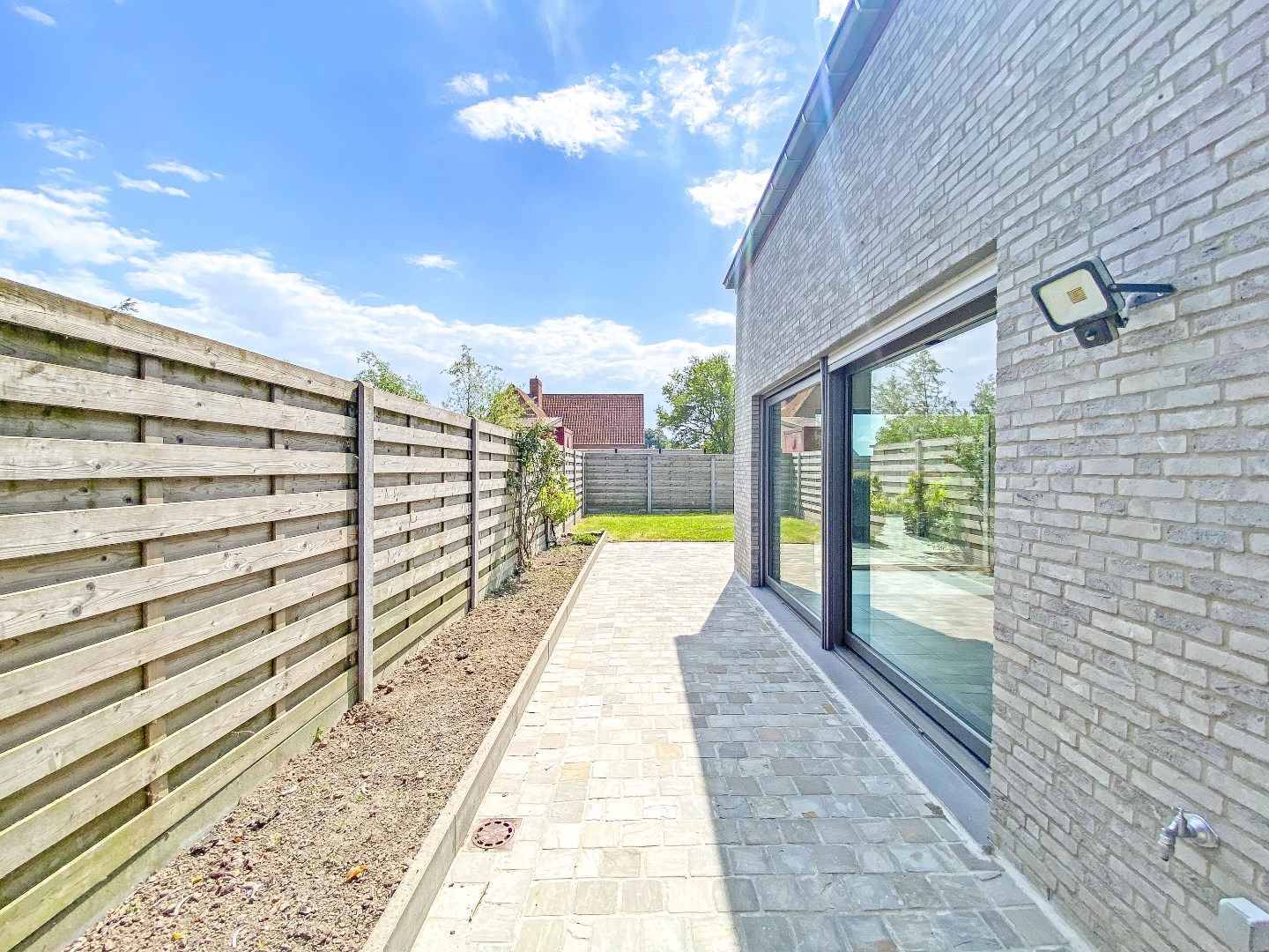 Moderne halfopen bebouwing met 3 slaapkamers. 