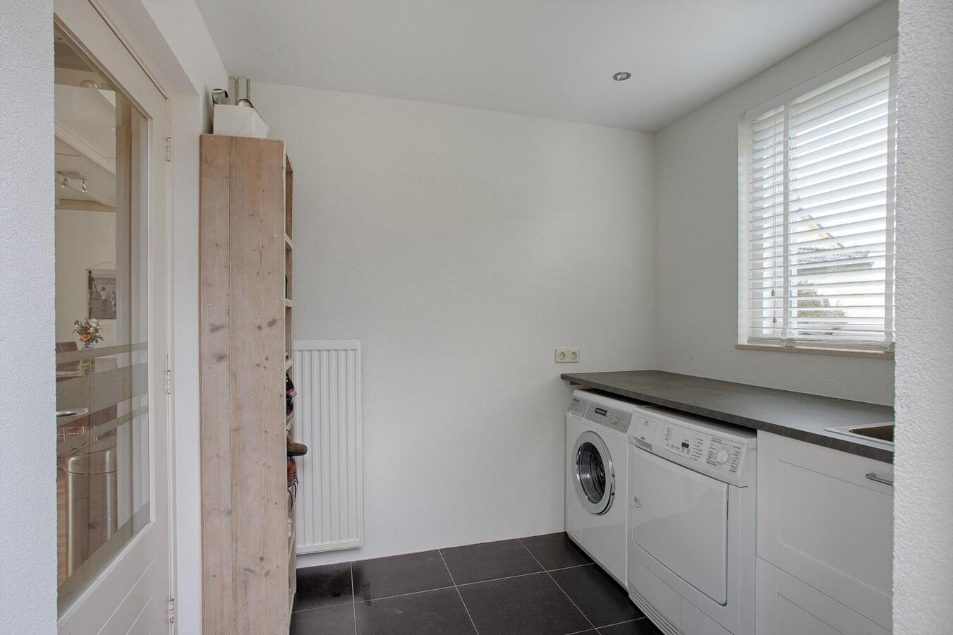 Ruim uitgebouwde hoekwoning met garage, berging, carport en vrije achterom gelegen in een rustige, kindvriendelijke straat tegenover een speelveld op 218 m² aan de Kievit 5 te Luyksgestel. 