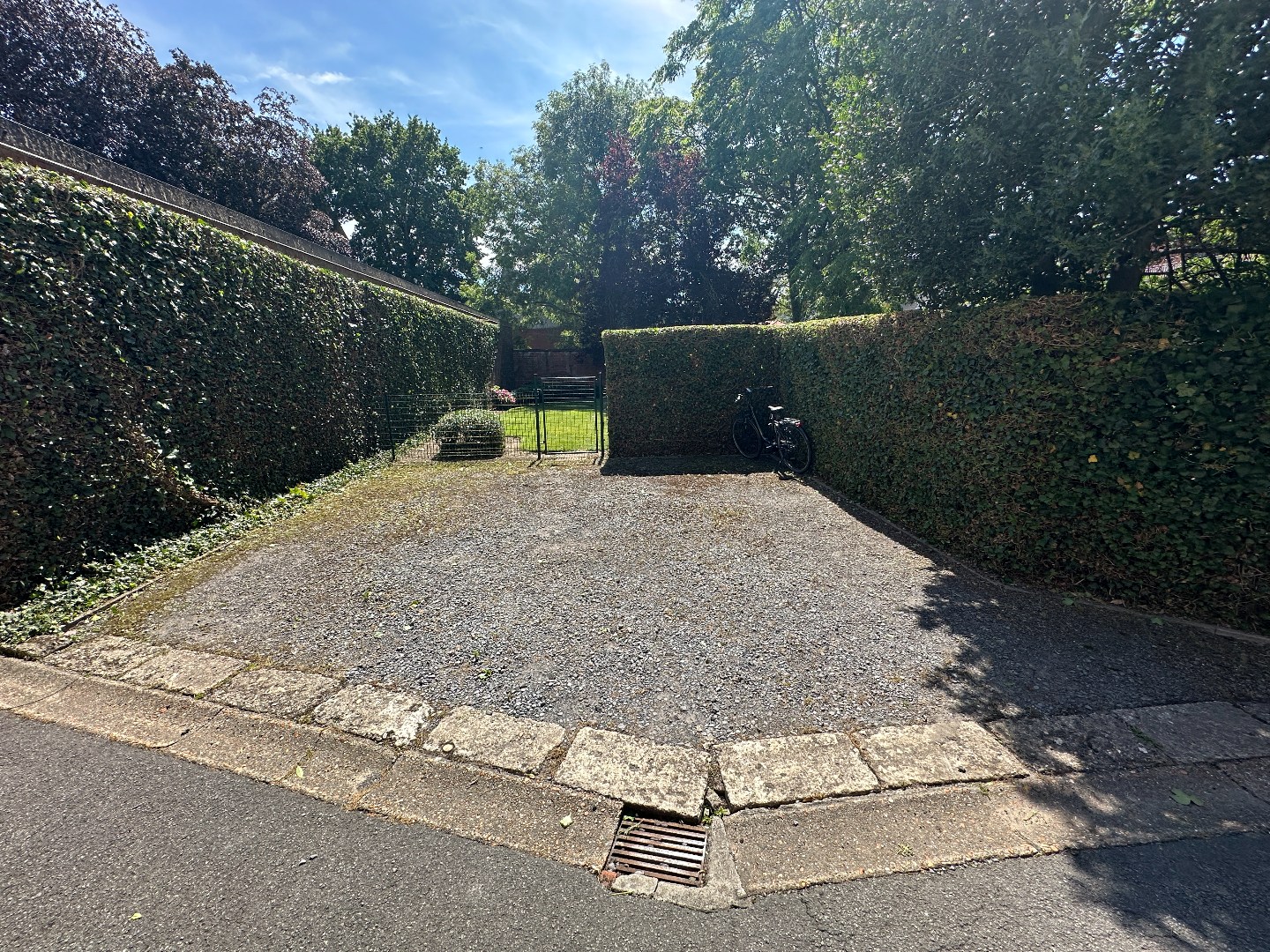 Instapklare kantoorruimte (+/- 100 m²) met 2 parkeerplaatsen, Torhout centrum 