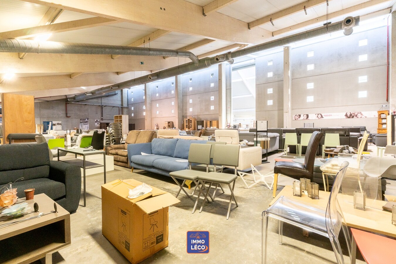 Entrepôt/Show-Room érigé sur 2.696m², à côté de la N58 ! Nombreuses possibilités ! 