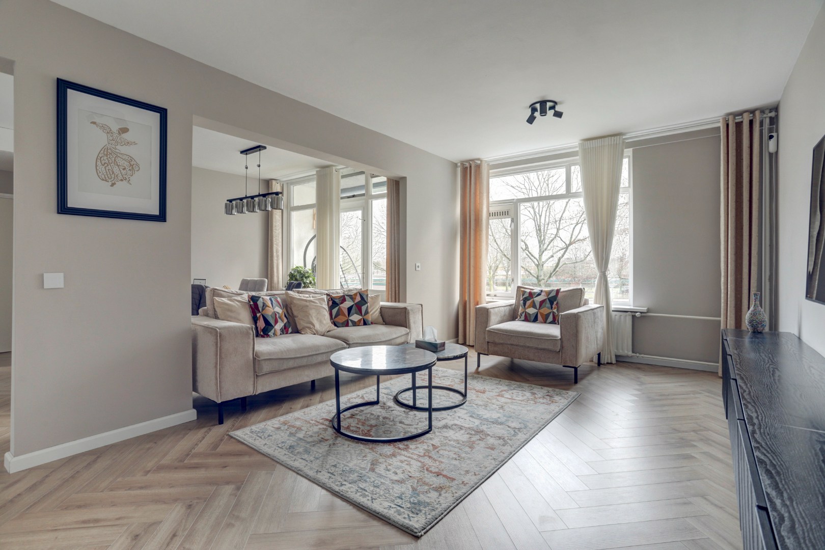 Instapklaar 3(voorheen 4) kamer appartement met royale living en moderne keuken, 2 slaapkamers en berging in de onderbouw. 