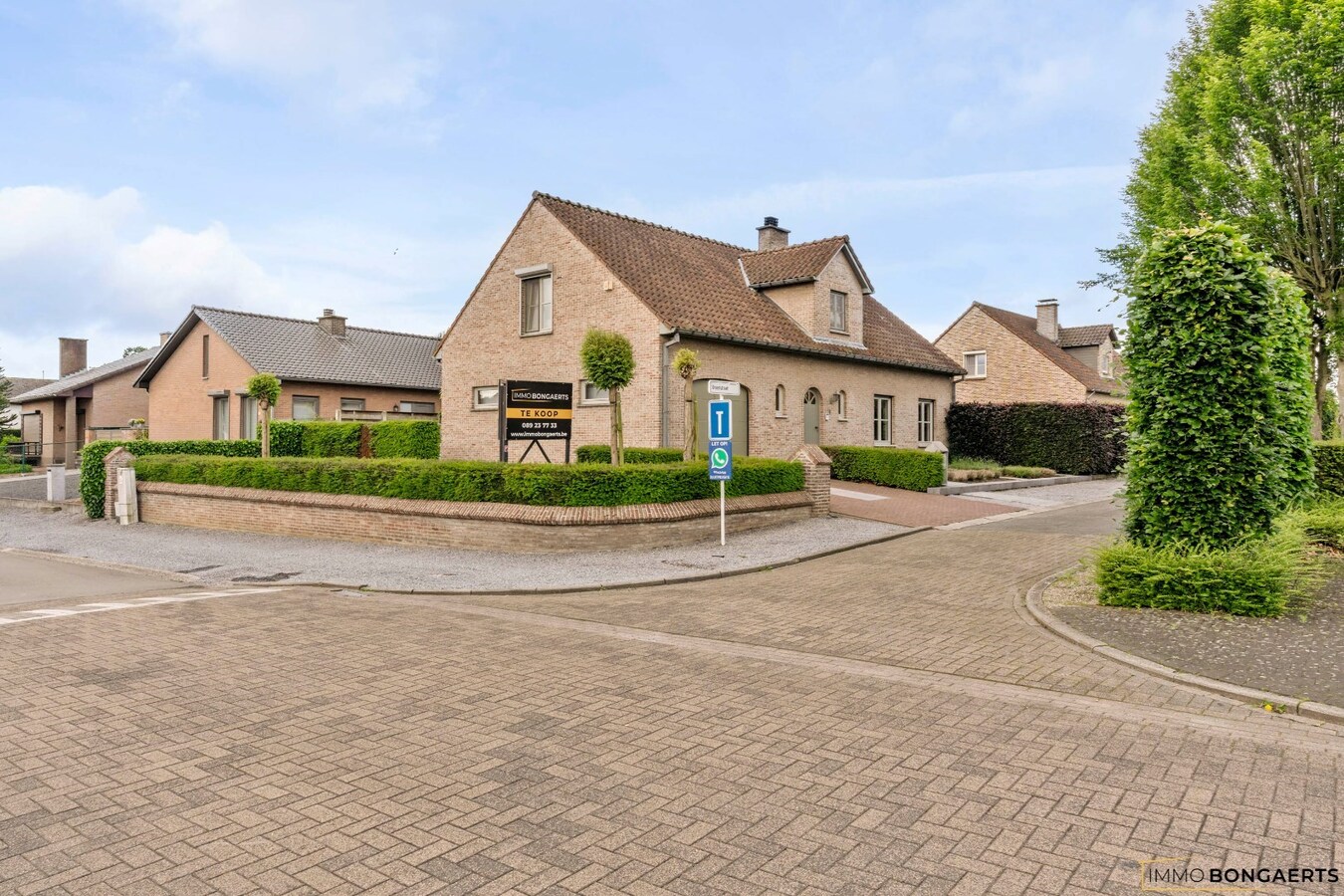 Ruime woning op een zeer rustige locatie met tuin, garage, carport en 3 slaapkamers in Opglabbeek. 