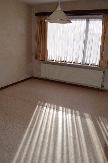 Gelijkvloers app met 2 slpks en garage te centrum Eeklo 