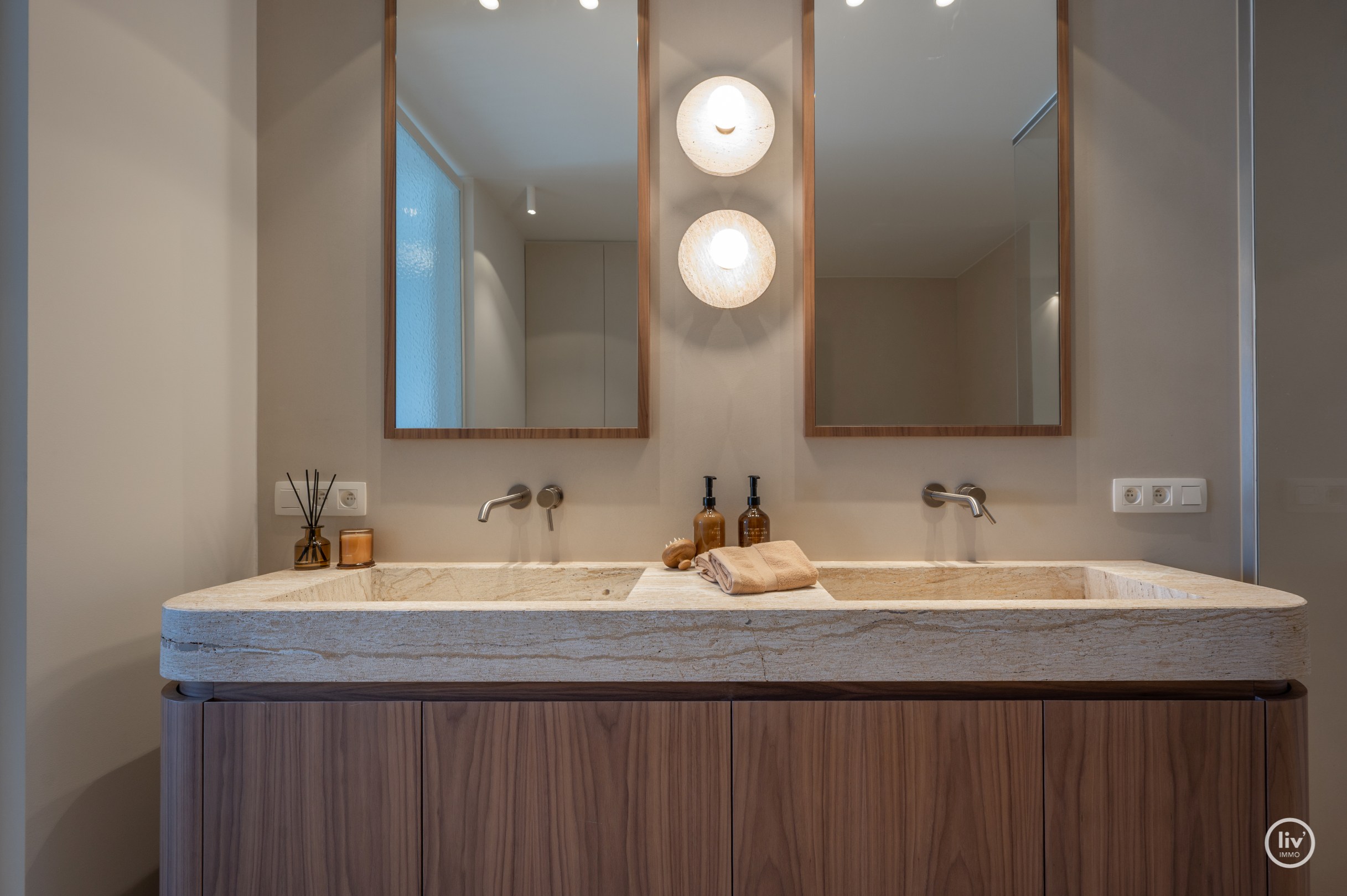 Zeer luxueus gerenoveerd 4 slaapkamer hoekappartement ideaal gelegen te Duinbergen genietend van zeezicht. 