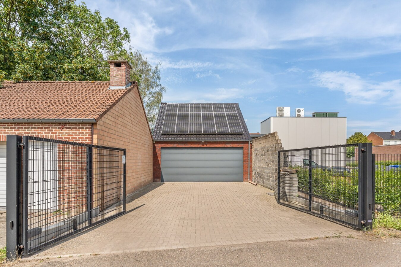 Unieke, hoogwaardig afgewerkte stadswoning op een ruim perceel mét ruime garage bereikbaar langs de achterzijde! 