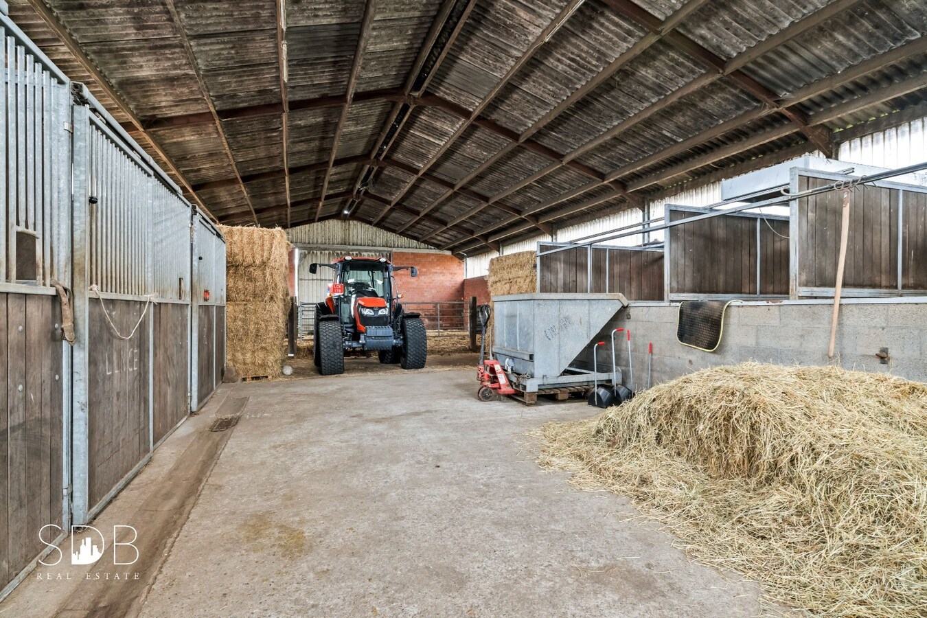 Hedendaagse woning inclusief paardenaccommodatie en graslanden op 4,22ha 