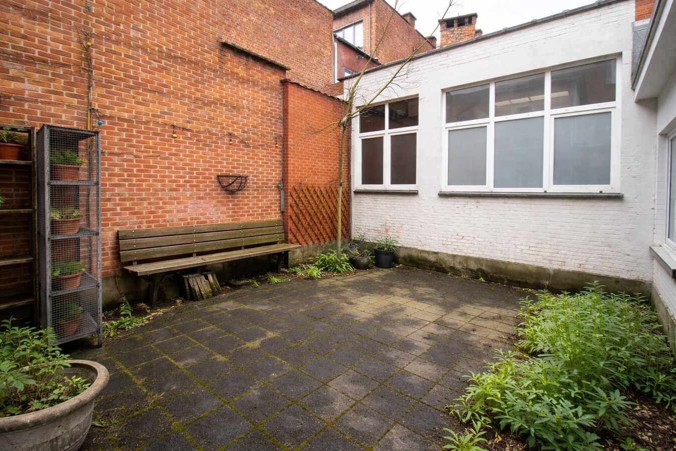 Uitzonderlijk ruim duplex appartement met extra zolderverdieping, tuin en dakterras op topligging in het centrum van Sint-Niklaas! 