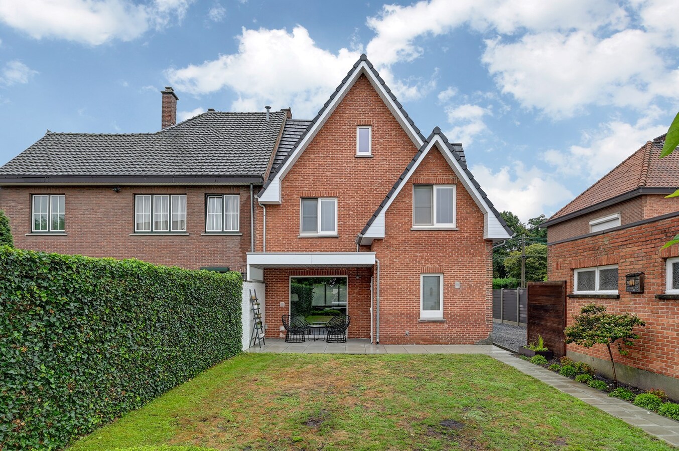Totaal gerenvoveerde, charmante, halfopen woning met tuin, terras en garage in Kuringen (Hasselt ) 