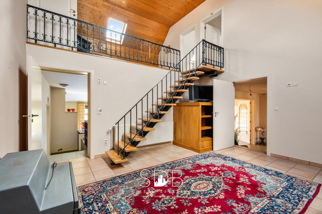 Hedendaagse villa met gezinstuin en graslanden op 7.496m² 