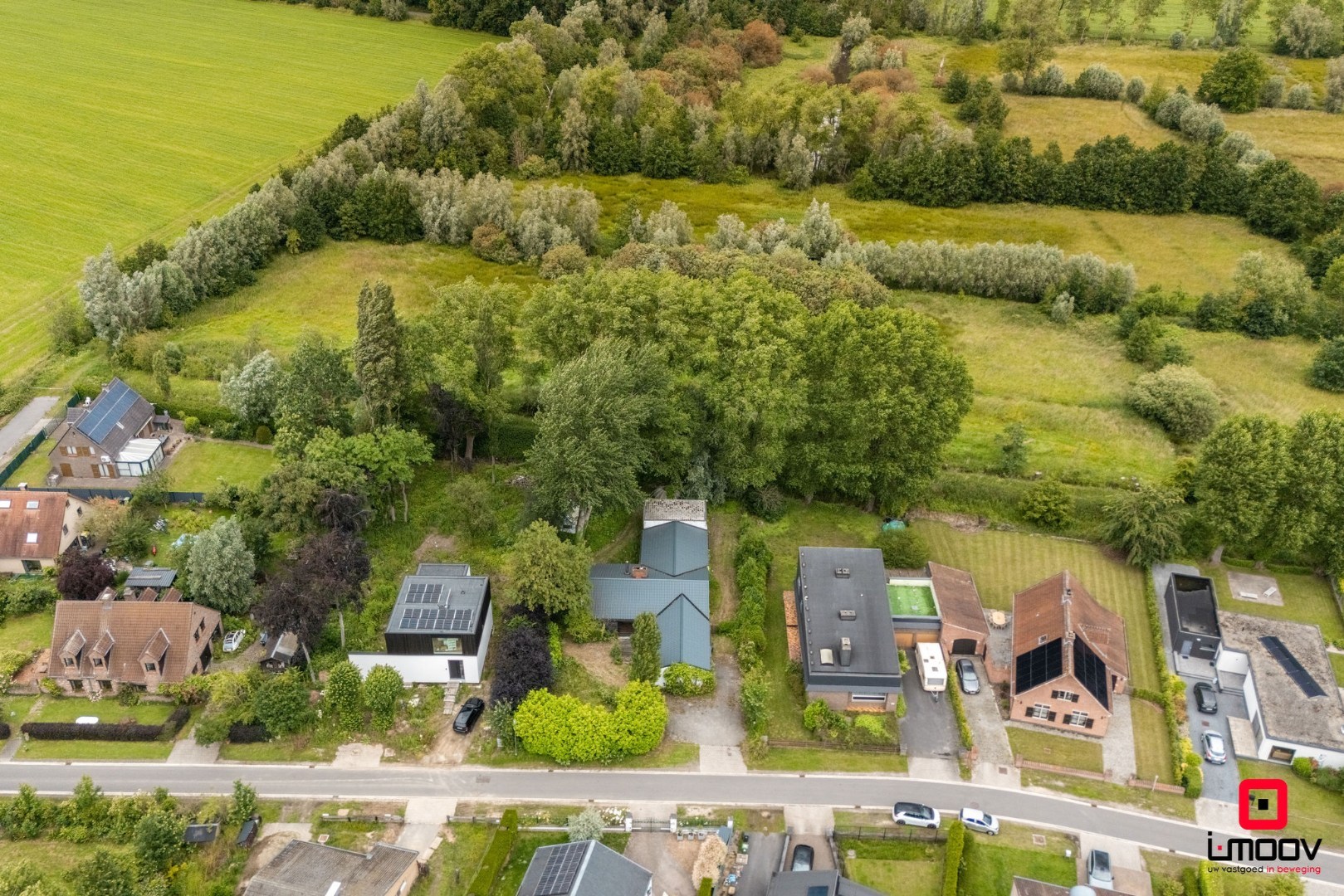 Seventies bungalowvilla met renovatiepotentieel op unieke ligging aan natuurgebied 