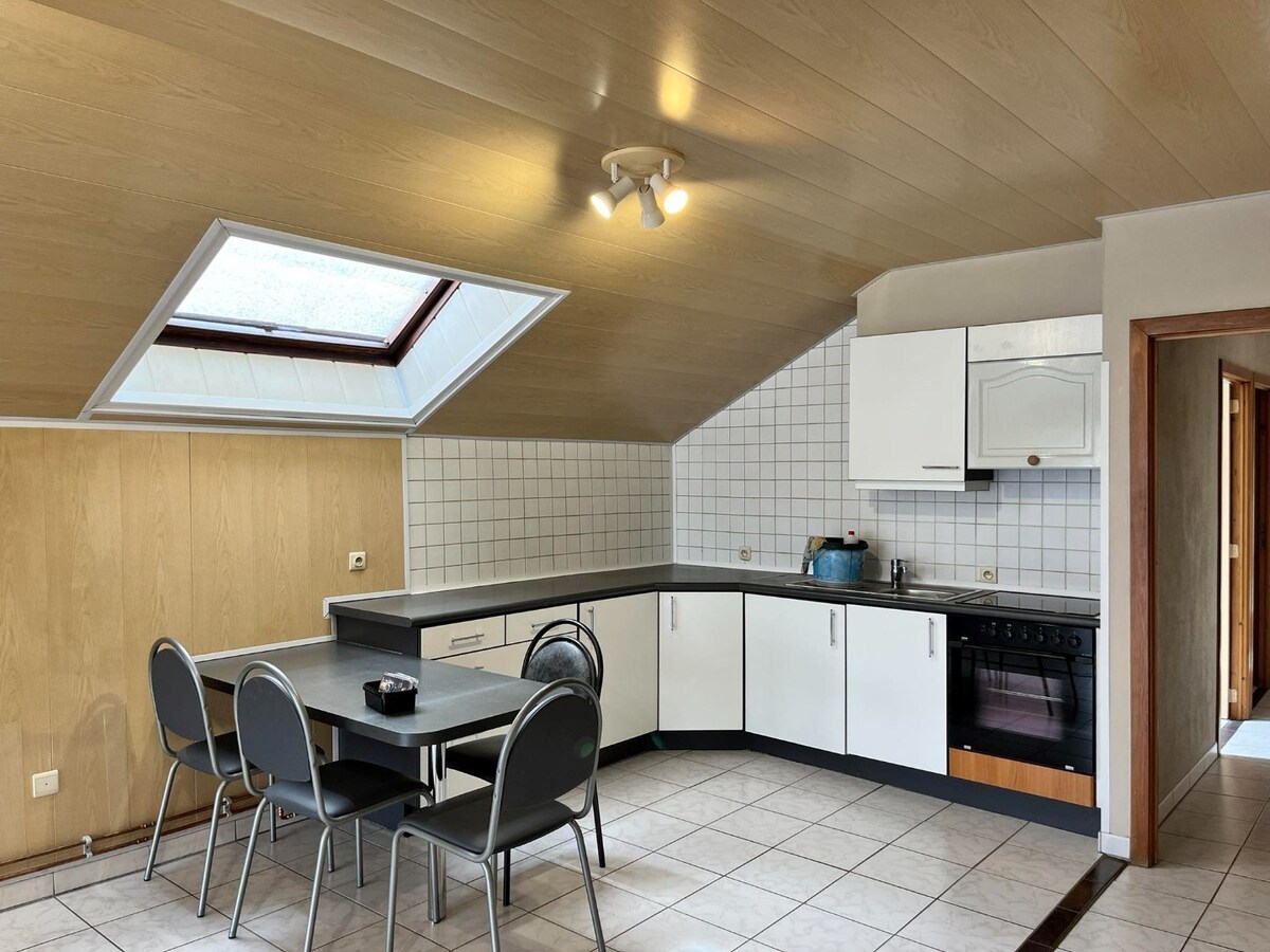 Ruim appartement met 2 slaapkamers en autostaanplaats te Leke 