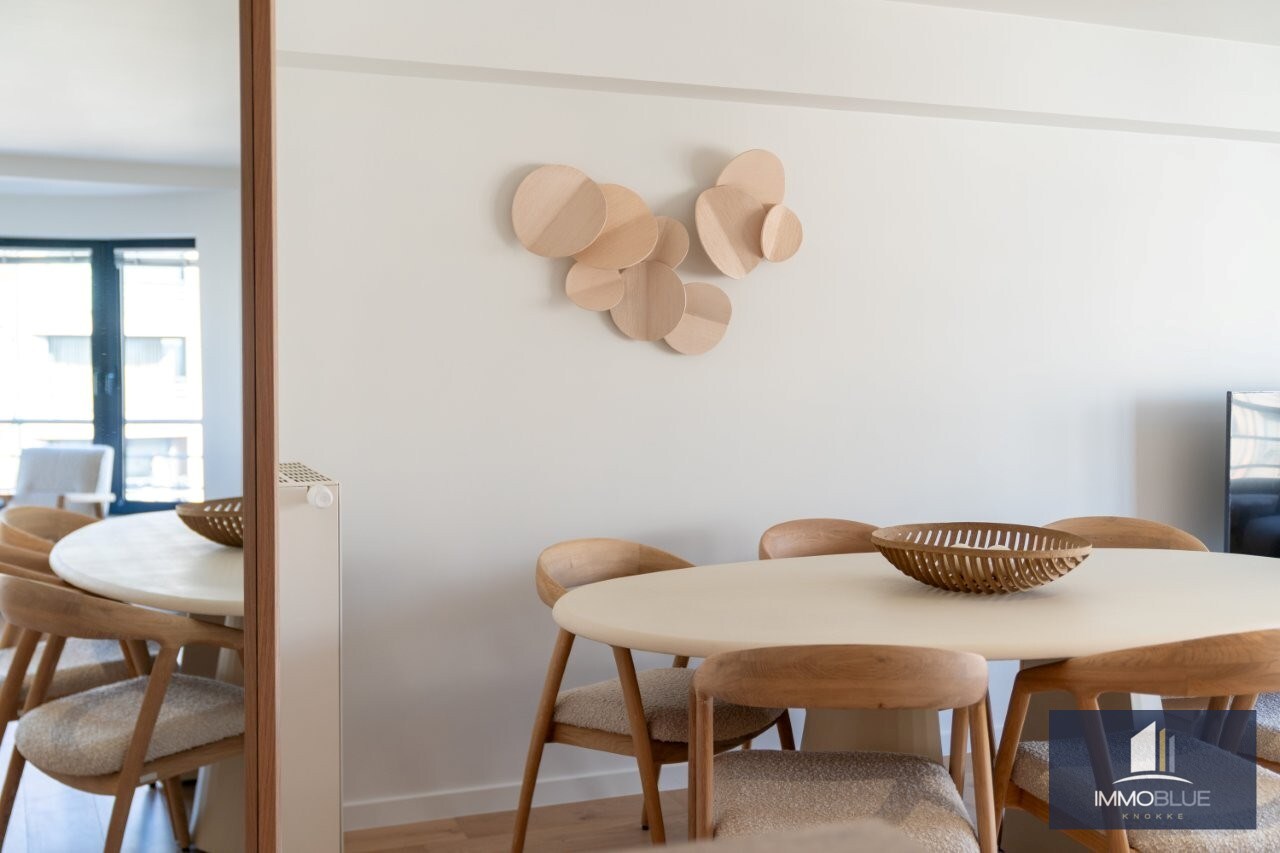 Volledig gerenoveerd, lichtrijk appartement gelegen in een kleine residentie. 