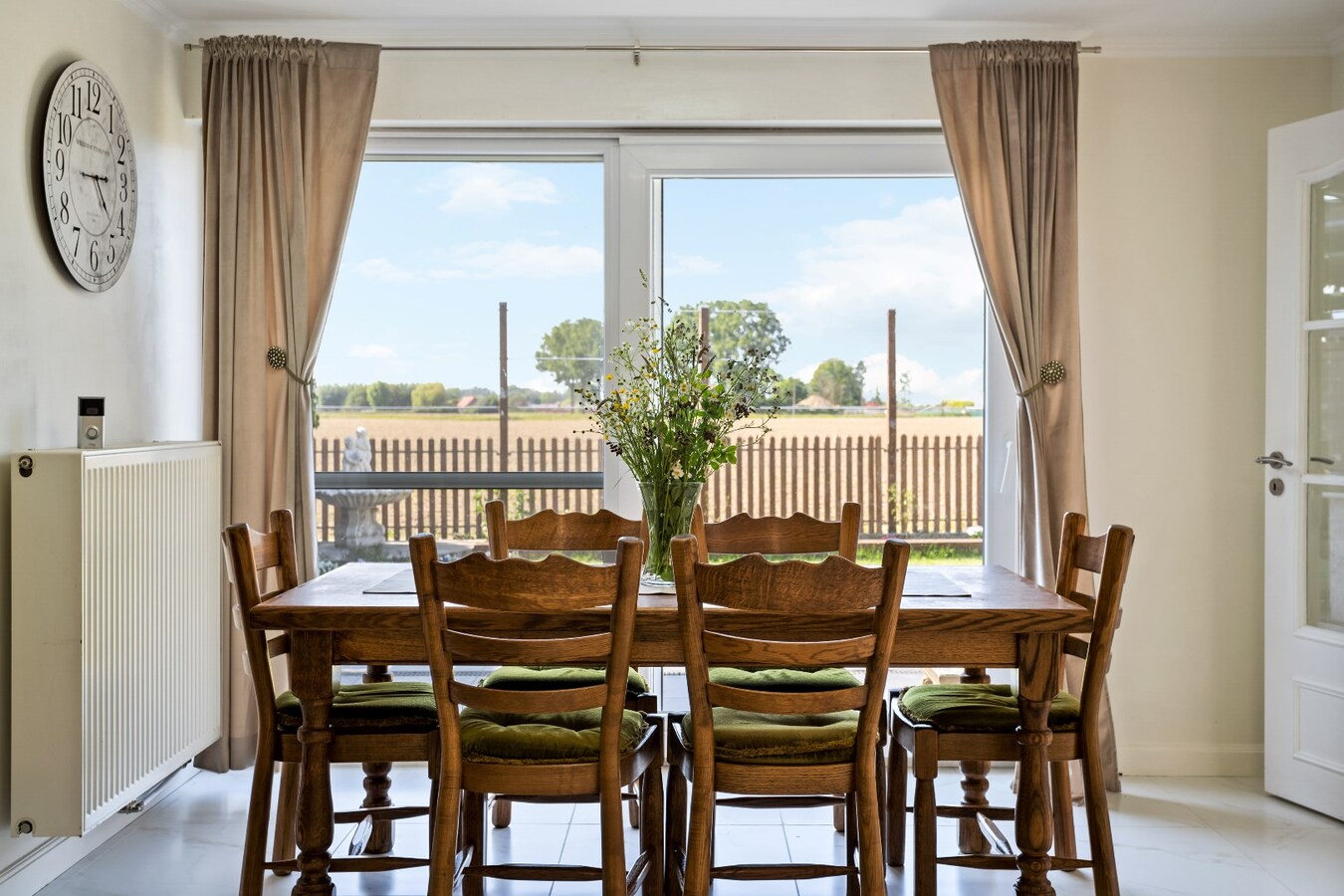 Prachtig gelegen halfopen woning met garage en prachtige landelijke verzichten. 