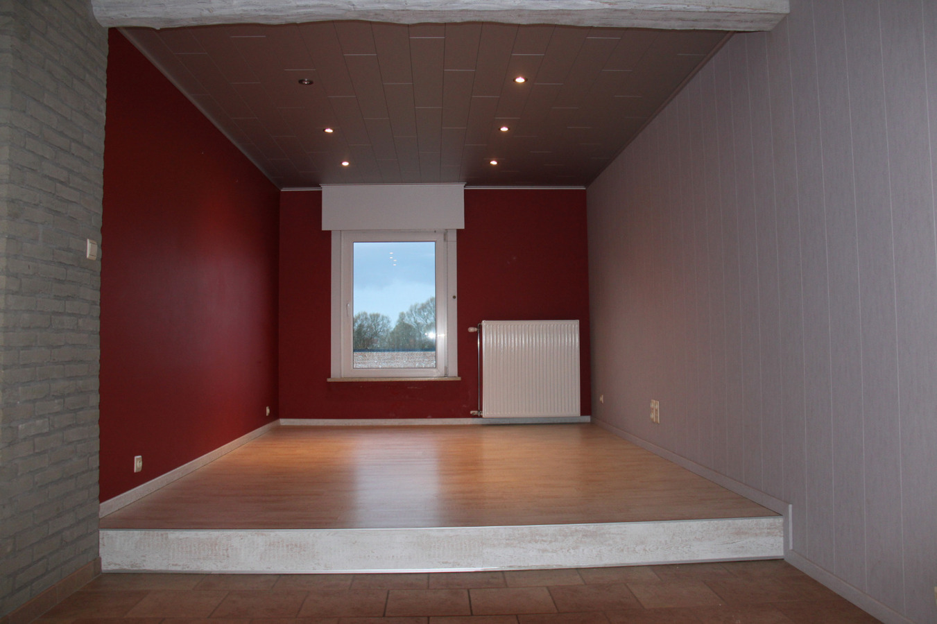 Volledig vernieuwd woning met ruime garage 