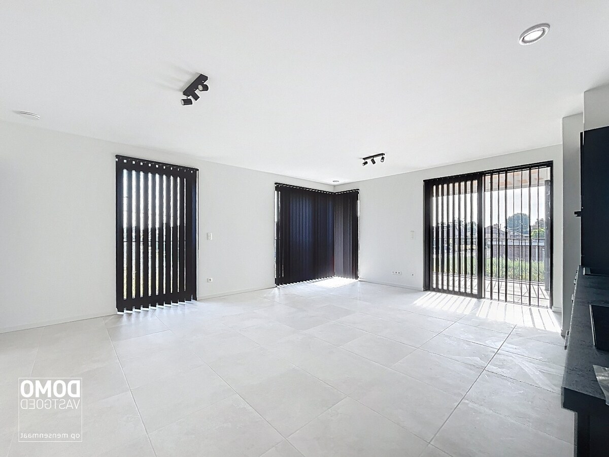 NIEUWBOUW 2 SLAAPKAMER APPARTEMENT MET TERRAS, AUTOSTANDPLAATS EN KELDERBERGING TE KERMT 