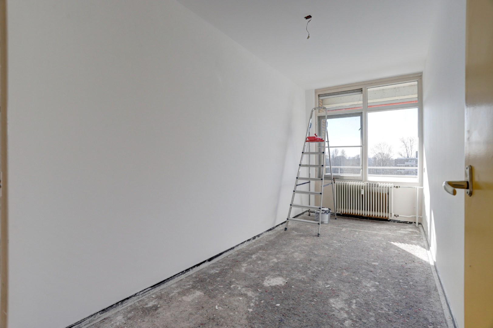 Dit 3 (voorheen 4) kamer appartement is helemaal naar eigen smaak te realiseren met 2 slaapkamers (3e slaapkamer is gemakkelijk te realiseren), 3 balkons, berging in de onderbouw en gelegen op eigen g 