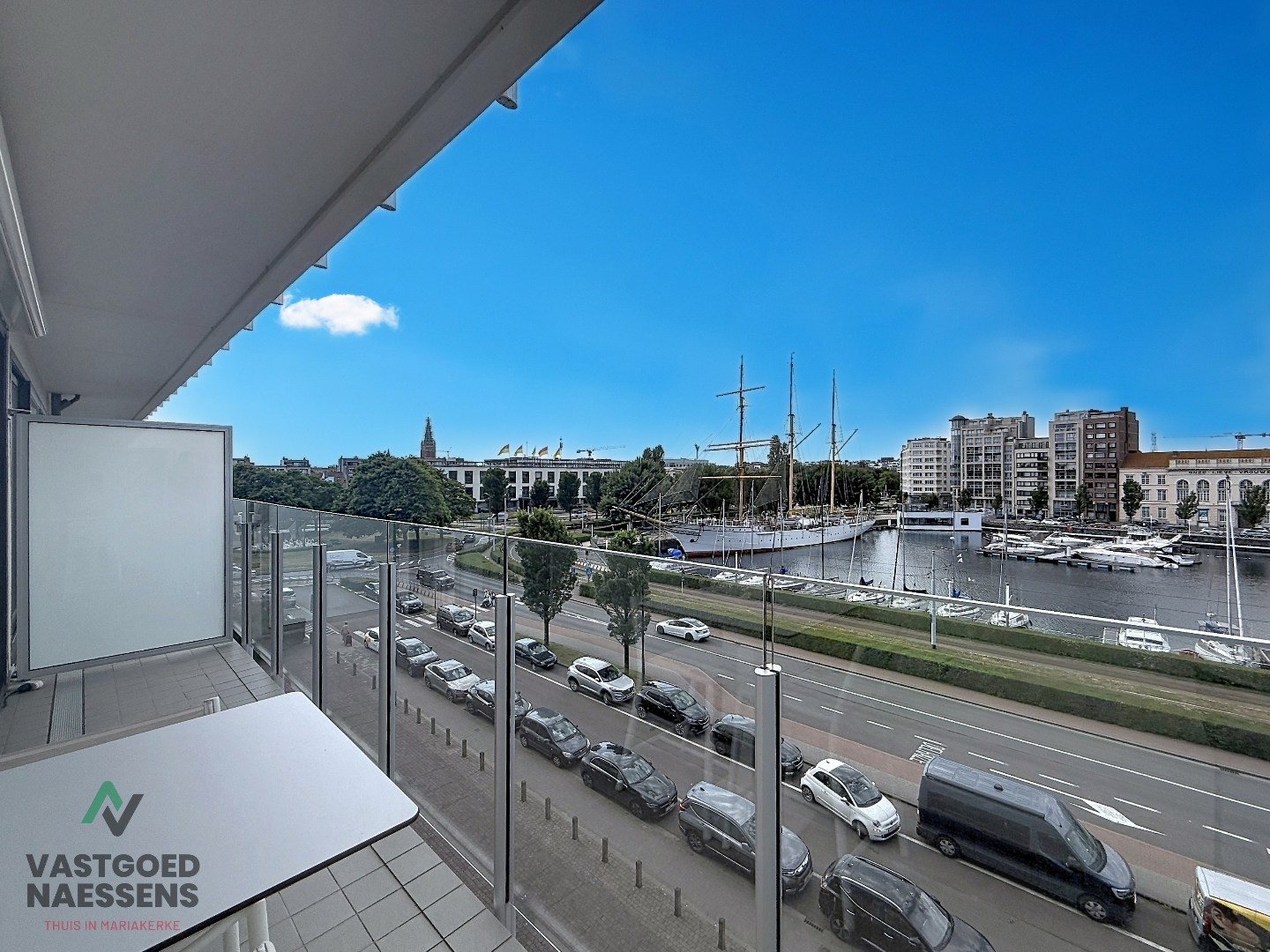 Magnifique appartement rénové de 2 chambres avec terrasse et vue sur le port. 