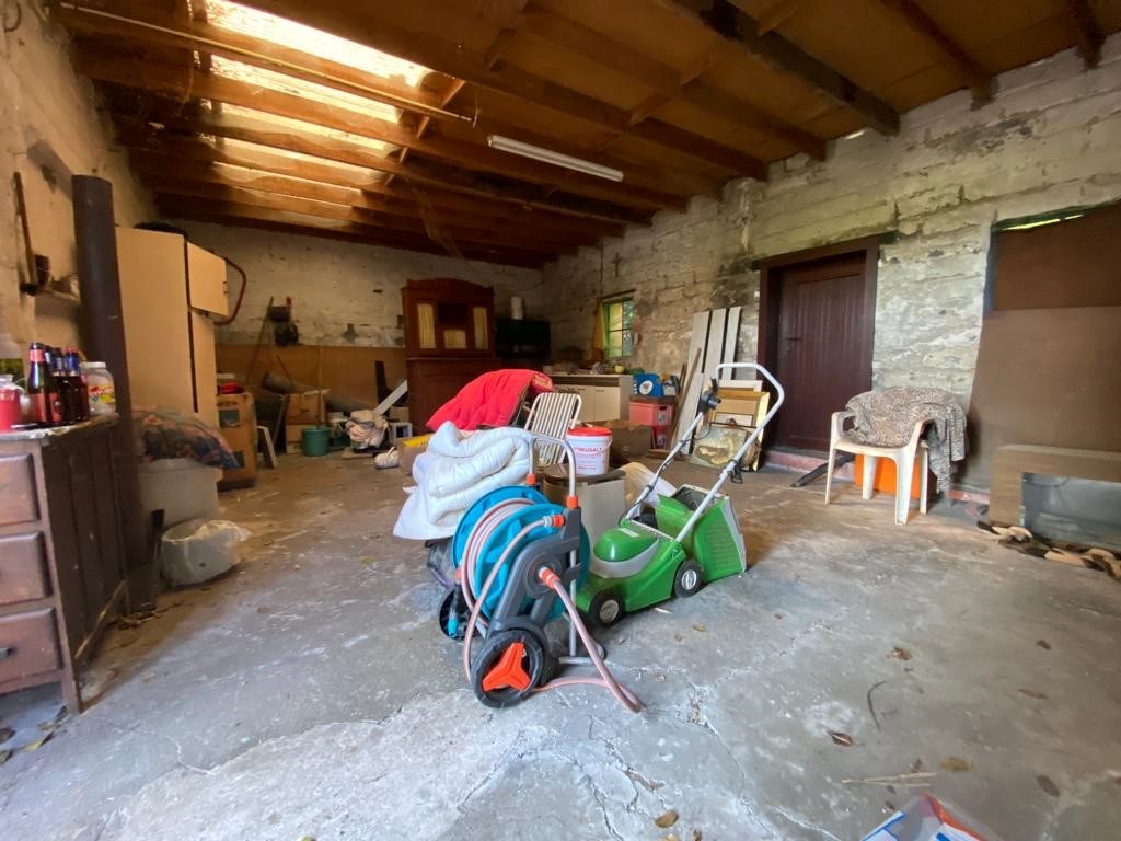 Deerlijk, te renoveren woning met klein magazijntje 