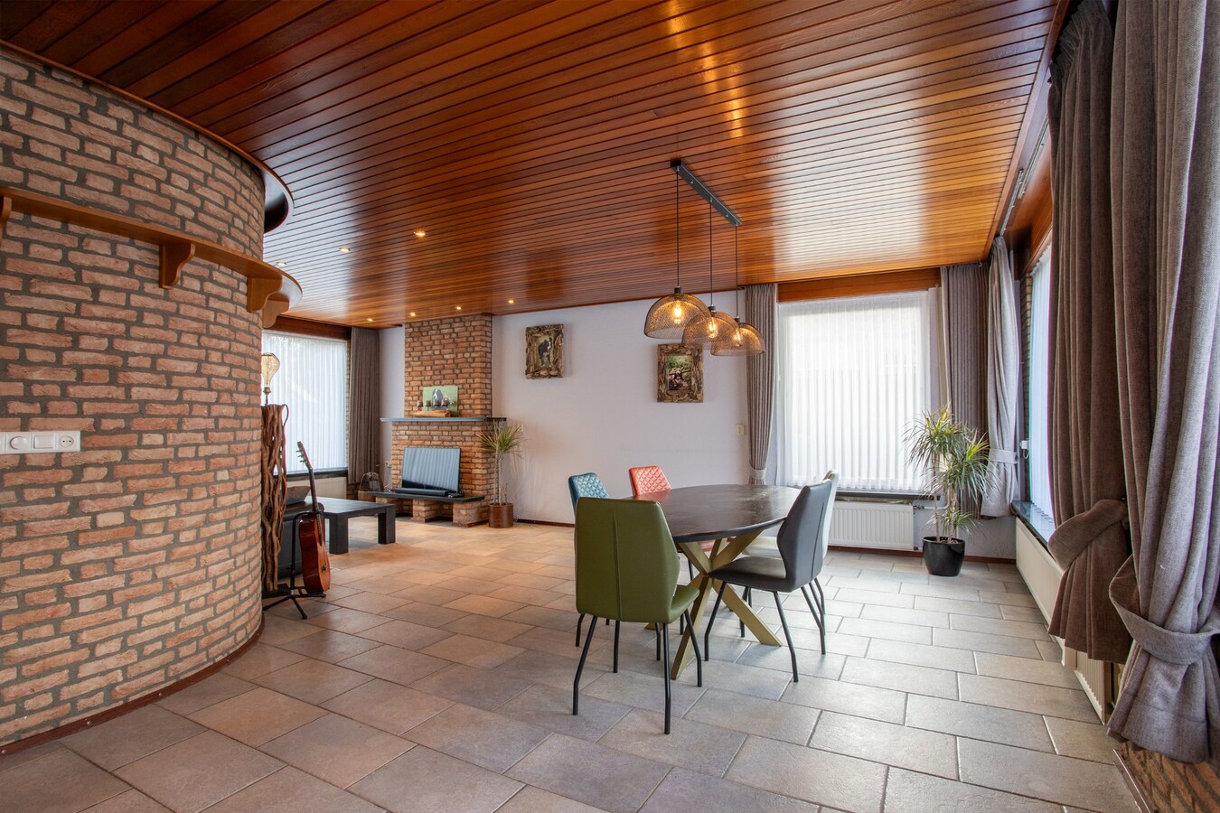 Degelijke vrijstaande woning met groot bijgebouw gelegen op een hoekperceel in Hooge Mierde. 