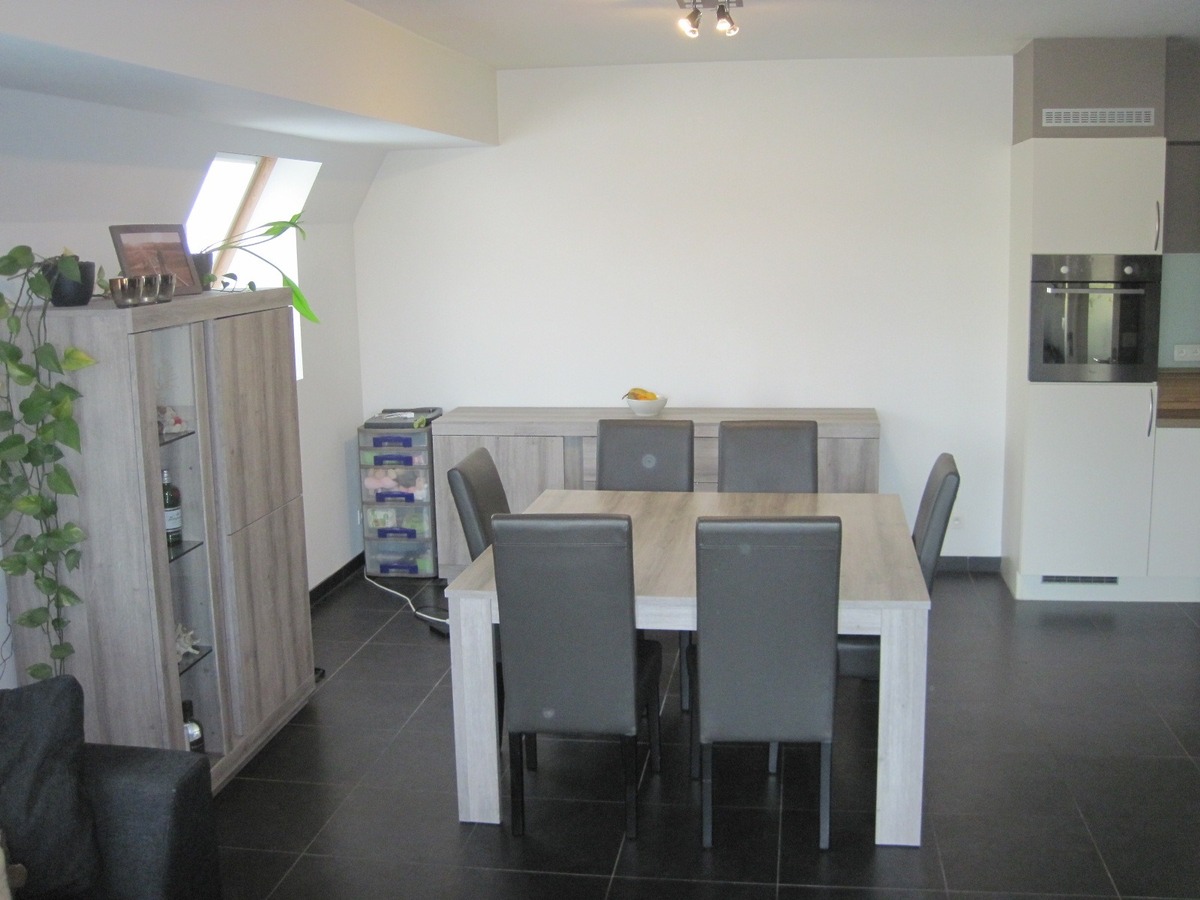 Eigentijds appartement op de 1° verdieping (met terras). Uitstekend gelegen. 