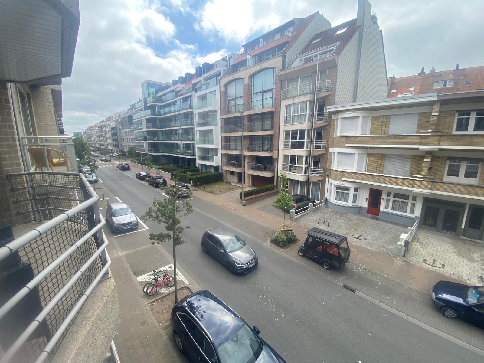 Ongemeubelde studio gelegen aan de zonnekant van de Leopoldlaan, op wandelafstand van het strand en de winkels. 