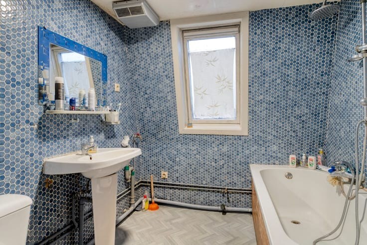 Handelspand met duplex appartement én investeringspotentieel te koop in het hart van Menen 