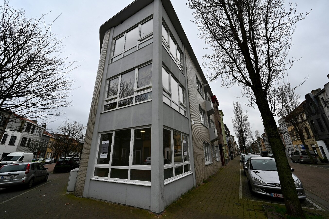 INSTAPKLAAR GELIJKVLOERS 2-SLAAPKAMER APPARTEMENT 