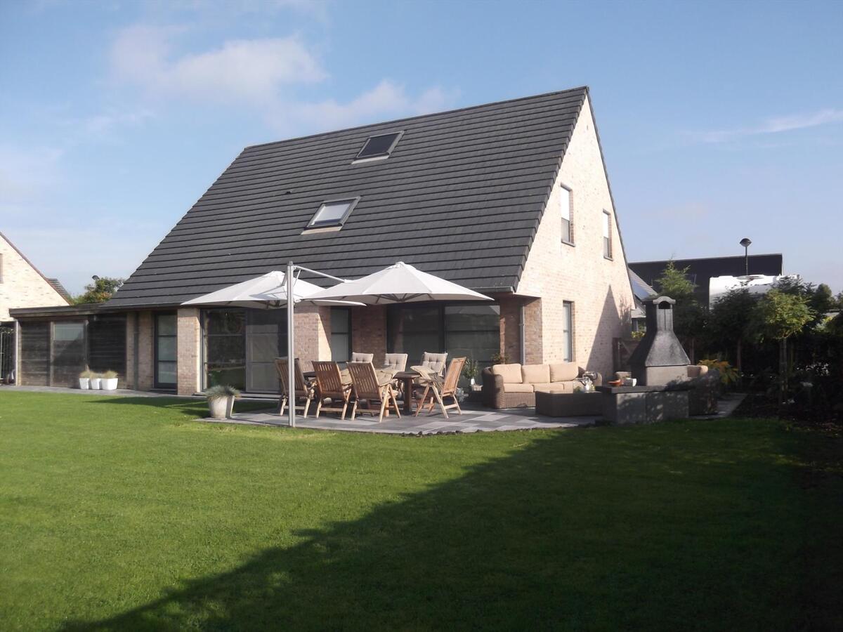 Uitstekend gelegen villa met grote zongerichte tuin 