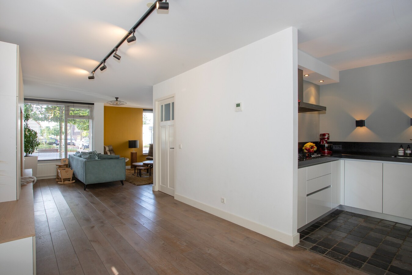 Vrijstaande woning met carport en garage gelegen op een perceel van 437 m2. 