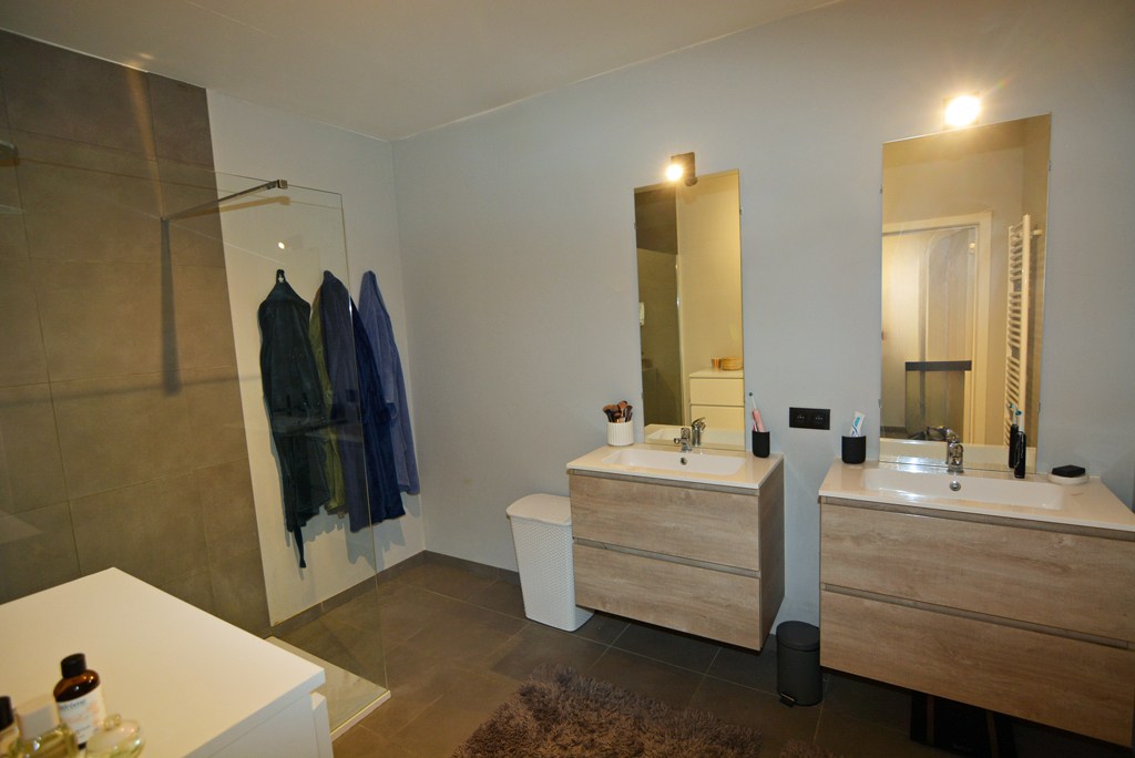 Gelijkvloers appartement met 2 slpk, ruim terras, tuin en 2 autostandplaatsen. 