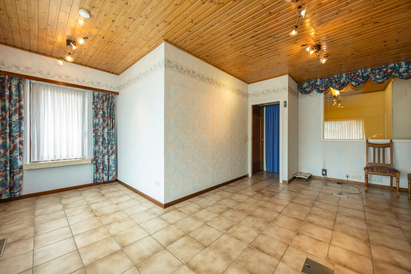 Ruime woning met praktijkmogelijkheden in het hart van Zoersel 