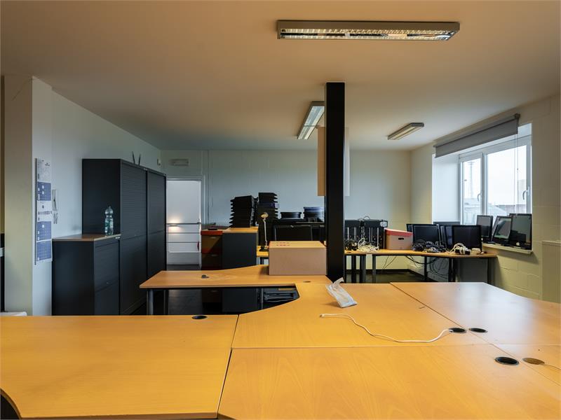 Bedrijfsgebouw met burelen en opslagruimte. 