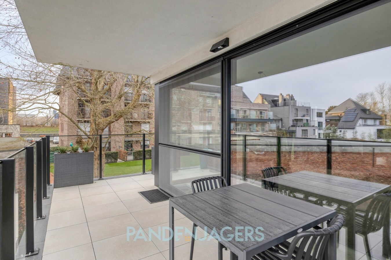 Instapklaar appartement met groot terras en ondergrondse parking in Willebroek 