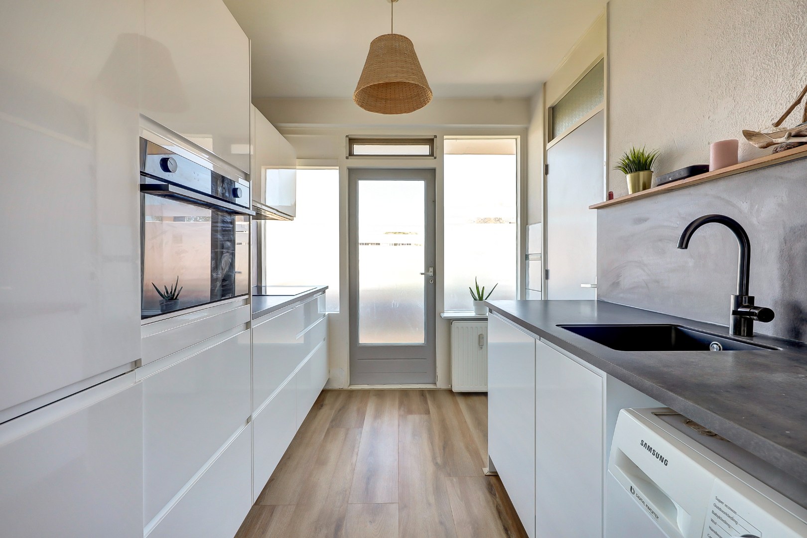 Goed onderhouden en instapklaar 4-kamer hoek-appartement op de 4e verdieping met moderne keuken en badkamer, 3 balkons en gelegen op eigen grond. 
