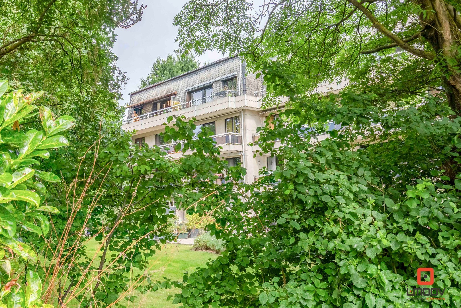 Instapklaar tweeslaapkamer appartement met garagebox in het groen 