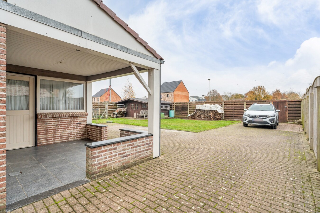 Vrijstaande gezinswoning, gebouwd in 1993 op een perceel van 5a74ca, gunstige ligging vlakbij het centrum. 