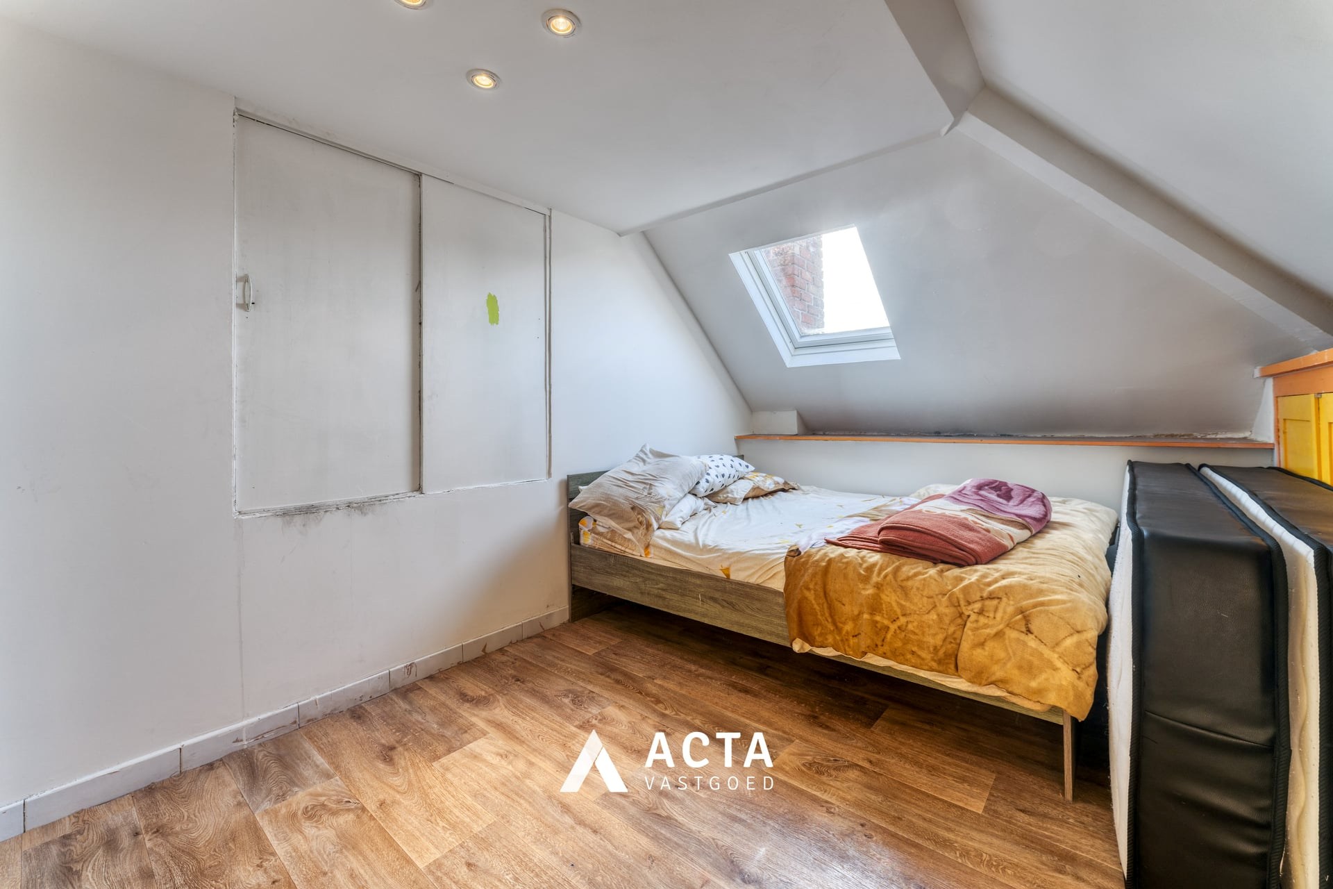 Halfopen bebouwing met vier slaapkamers in Mariakerke 